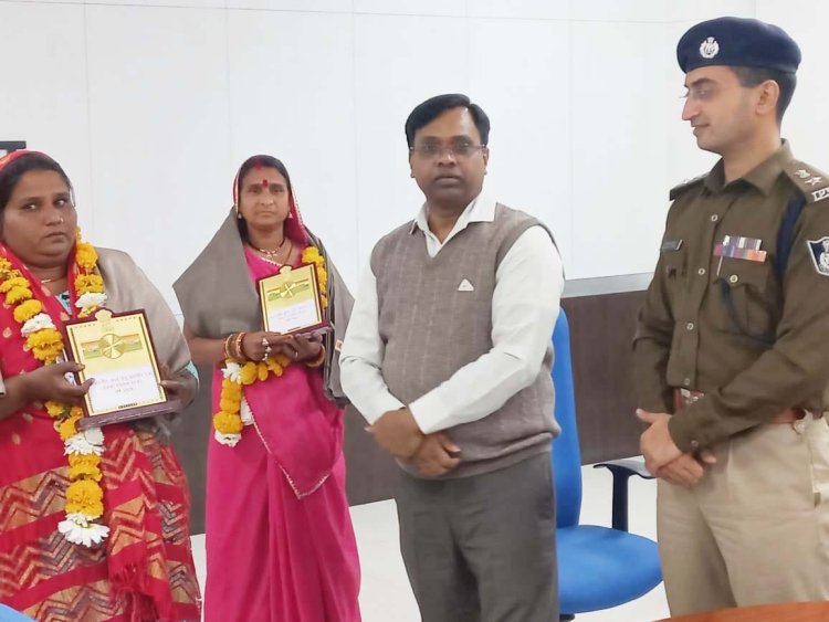 चार वर्षीय बालिका के अपहरण के प्रयास को दो महिलाओं ने बहादुरी से विफल किया कलेक्टर-एसपी ने महिलाओं को सम्मानित किया