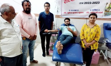 *इमरजेंसी केस में मानवता की मिसाल पेश करते टीम हेल्पिंग हैंड्स ग्रुप के सदस्य*।।