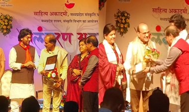 साहित्य अकादमी अलंकरण से चांदनीवाला एवं दशोत्तर अलंकृत* 