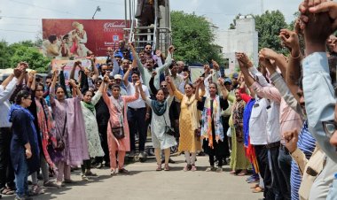 मानव श्रृंखला  बनाकर अपनी मांग रखी