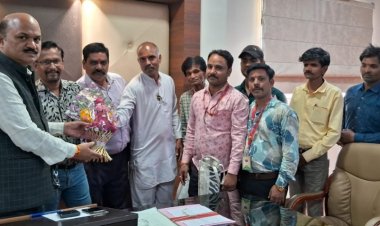 नमो ग्रुप फाउंडेशन द्वारा नवागत रतलाम कलेक्टर  राजेश  बाथम का स्वागत किया