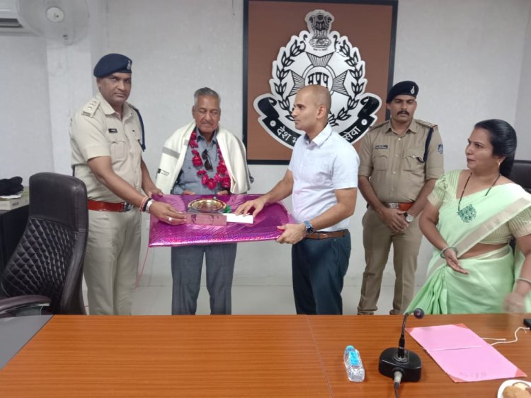 पुलिस विभाग में लंबी सेवा के बाद सेवानिवृत्त हुए दो पुलिस कर्मचारियों को विदाई दी