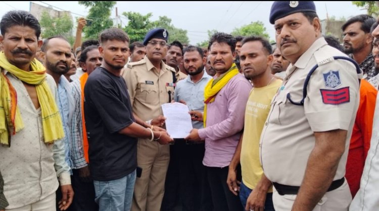 महिला की हत्या करने वालों के खिलाफ जयस भील एकता मिशन ने घेरा थाना