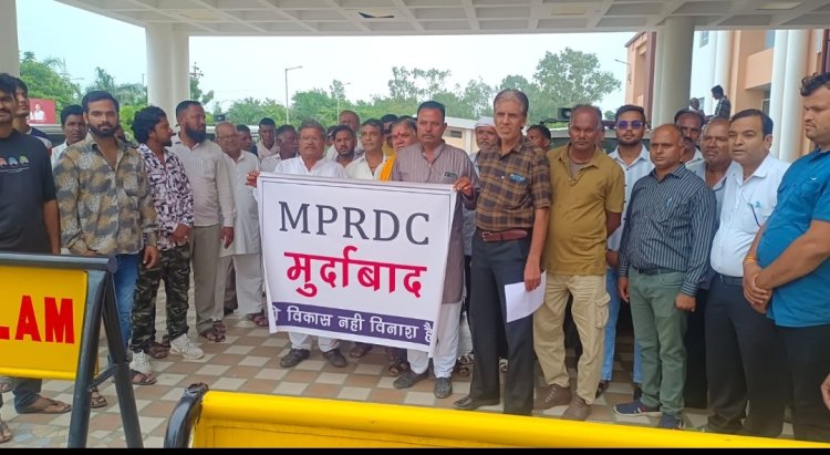 रसूखदारों की जमीनों को बचाने के लिए किसानों को भूमिहीन होना पड़ सकता हैं