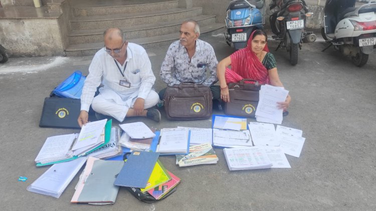 नगर निगम के सम्मेलन के खिलाफ धरना 