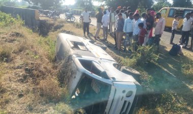 स्कूल वेन  पलटी ,आधा दर्जन से अधिक बच्चे घायल 