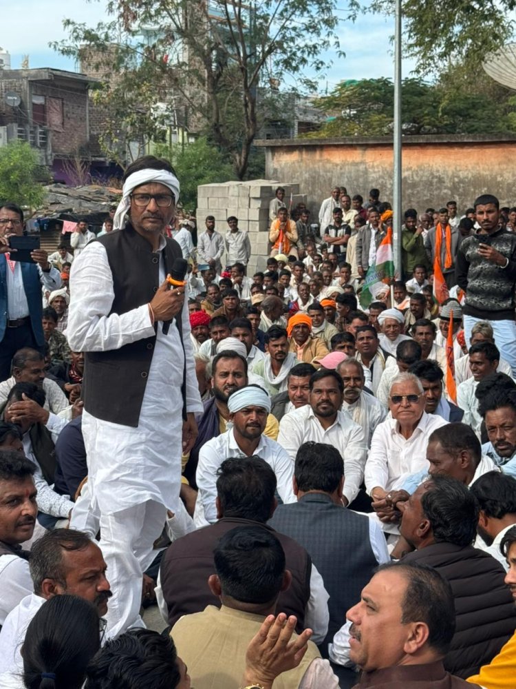 धरने पर बैठे कांग्रेस जिलाध्यक्ष  गहलोत 