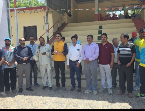 बल्ले से लगी बाउंड्रीया, क्रिकेट  प्रेमियों में हर्ष