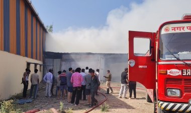 रतलाम के औद्योगिक क्षेत्र में आगजनी, पुरा सामान जलकर हुआ राख 