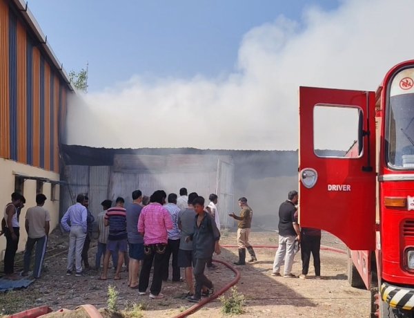 रतलाम के औद्योगिक क्षेत्र में आगजनी, पुरा सामान जलकर हुआ राख 