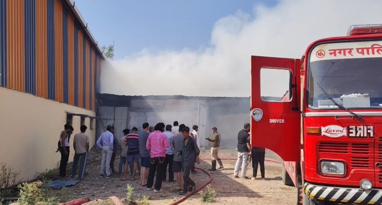 रतलाम के औद्योगिक क्षेत्र में आगजनी, पुरा सामान जलकर हुआ राख 