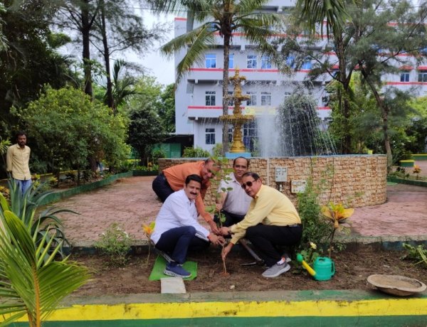 रॉयल कॉलेज में पौधारोपण पखवाड़े का शुभारंभ