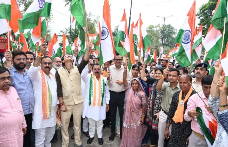 हर घर तिरंगा अभियान के तहत रतलाम में निकली विशाल तिरंगा रैली