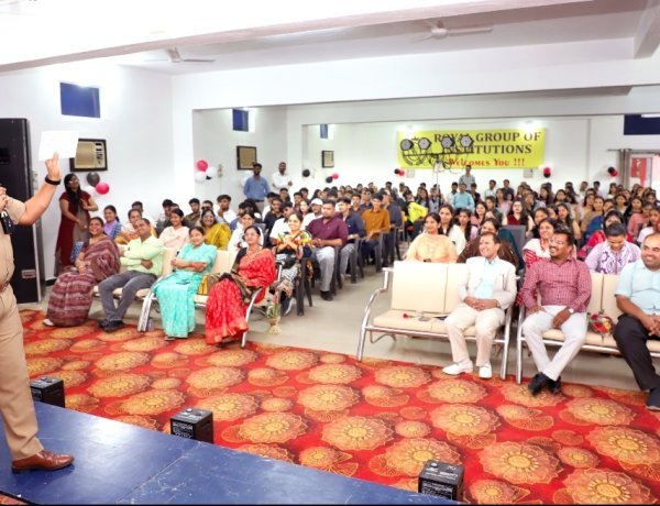 रॉयल कॉलेज में ‘आगाज़’ कार्यक्रम: यातायात नियमों के साथ मिला रोजगार व व्यक्तित्व विकास का अनमोल मार्गदर्शन